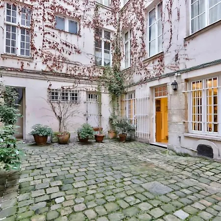 Charming 2 Bedroom In The Heart Of Appartamento